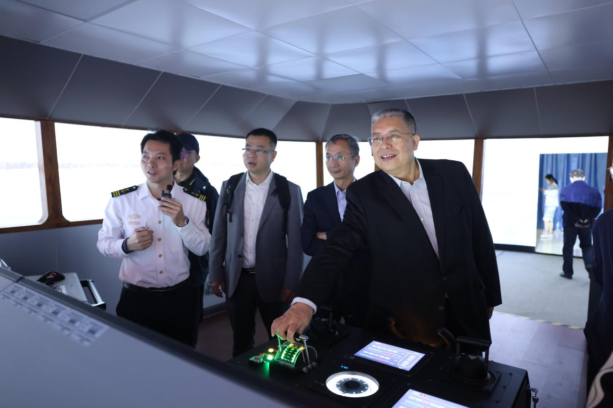 江南登录网站校长张连绪一行参观海事学院360度航海操纵模拟器实训室2