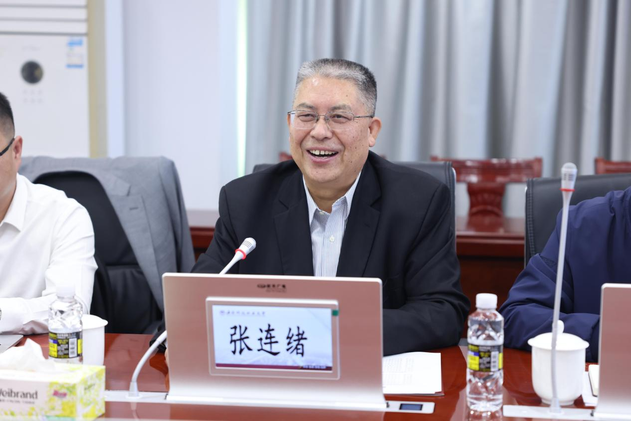 江南登录网站校长张连绪介绍参会人员